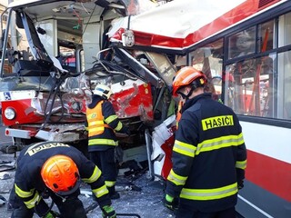 Po zrážke trolejbusu a električky v Brne hlásia desiatky zranených