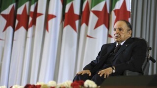 Čelil masívnym protestom. Prezident Alžírska napokon odstúpi