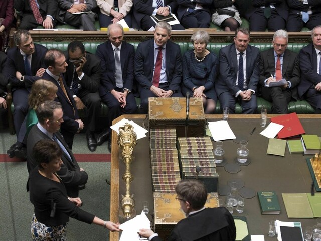 Rokovanie o brexite narušili aktivisti. Polonahí vbehli do siene