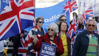 Poslanci zavrhli všetky možnosti, Mayovej vláda sa však nevzdáva