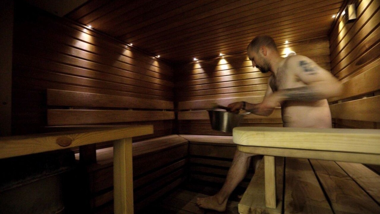Zločinec relaxoval v saune, zatkol ho nahý policajt