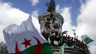 Dlhoročný prezident Alžírska po masových protestoch odstúpil