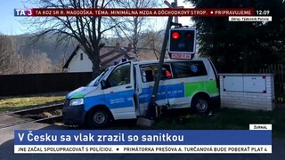 V Česku sa vlak zrazil so sanitkou, hlásia jednu obeť