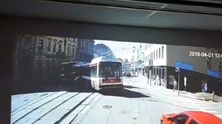 Starosta Brna zverejnil video zo zrážky trolejbusu s električkou