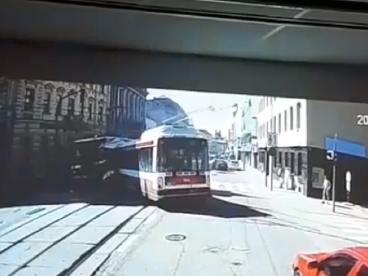 Starosta Brna zverejnil video zo zrážky trolejbusu s električkou