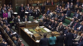 Schôdzu v britskom parlamente museli zrušiť, do sály tiekla voda