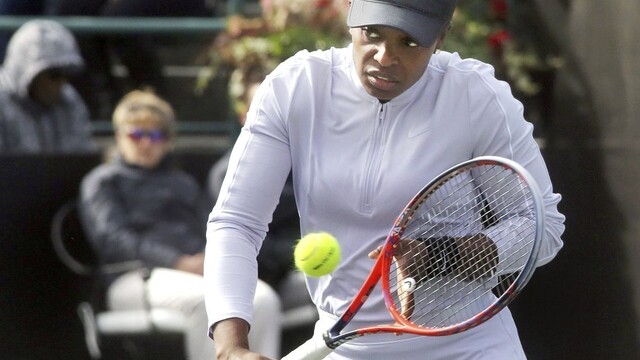 Stephensová prelomila ťažké podania, mieri do štvrťfinále