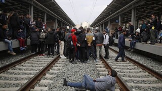 Pustite nás k hraniciam, žiadali migranti a zablokovali stanicu