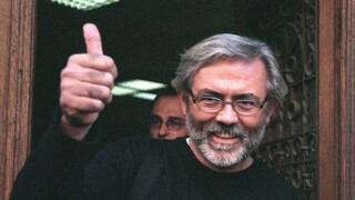 Kritického novinára zavraždili, súd poslal za mreže tajných