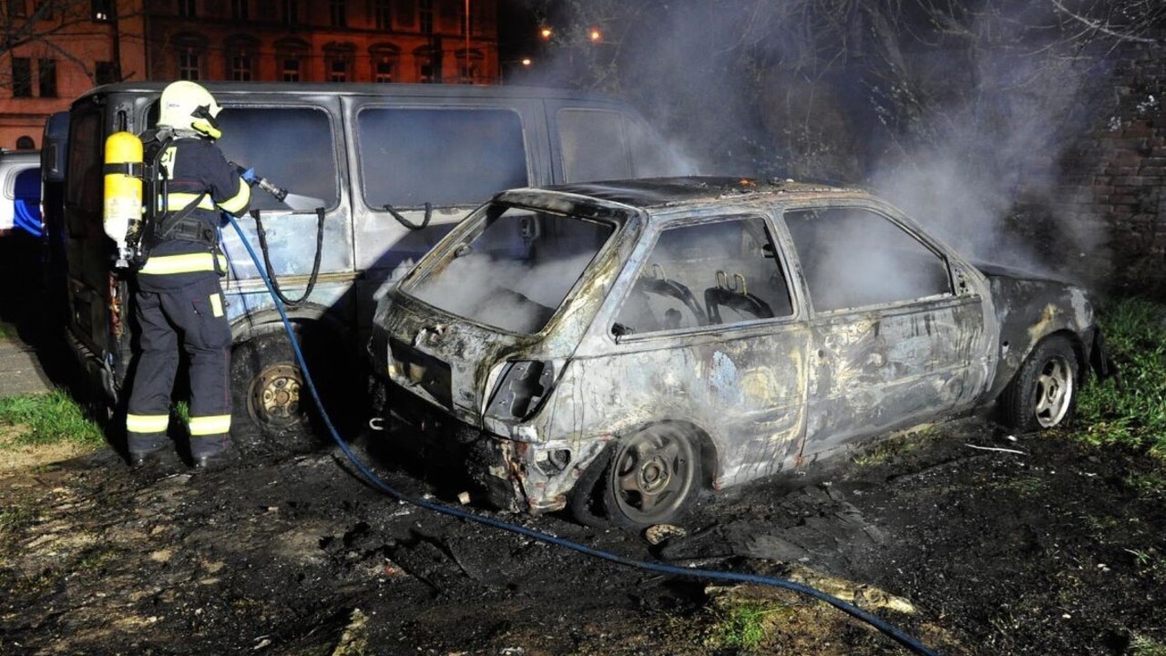 Hasičov privolali k horiacemu autu v Prahe, čakal ich hrozný nález