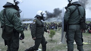 V Grécku to vrie. Polícia proti migrantom použila slzotvorný plyn