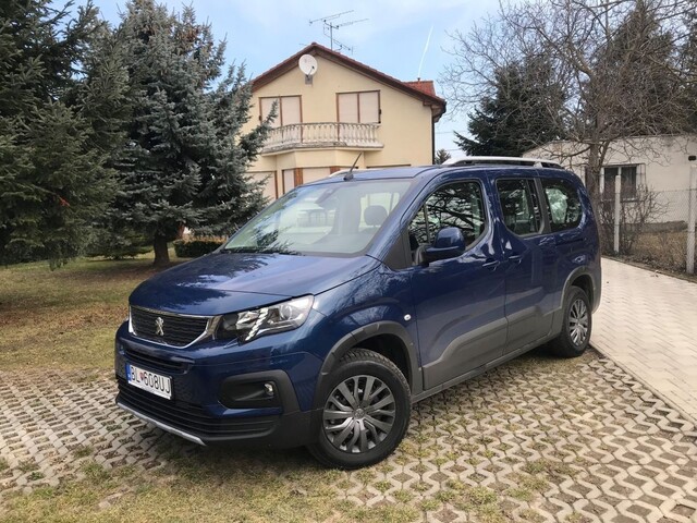 SUV pre najbohatších a Peugeot Rifter XL