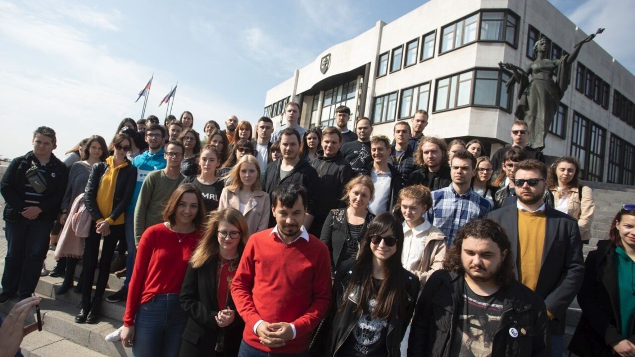 Organizátori protestov vyrazili do Bruselu, burcujú pred voľbami