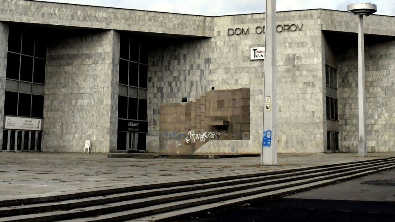 Mramorová stavba prekážala fanzóne, zbúranie vyvolalo kritiku