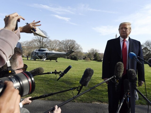 Po ministerke odchádza aj šéf tajnej služby, odvolal ho Trump