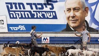 Izrael si volí nový parlament. Obháji Netanjahu kreslo premiéra?