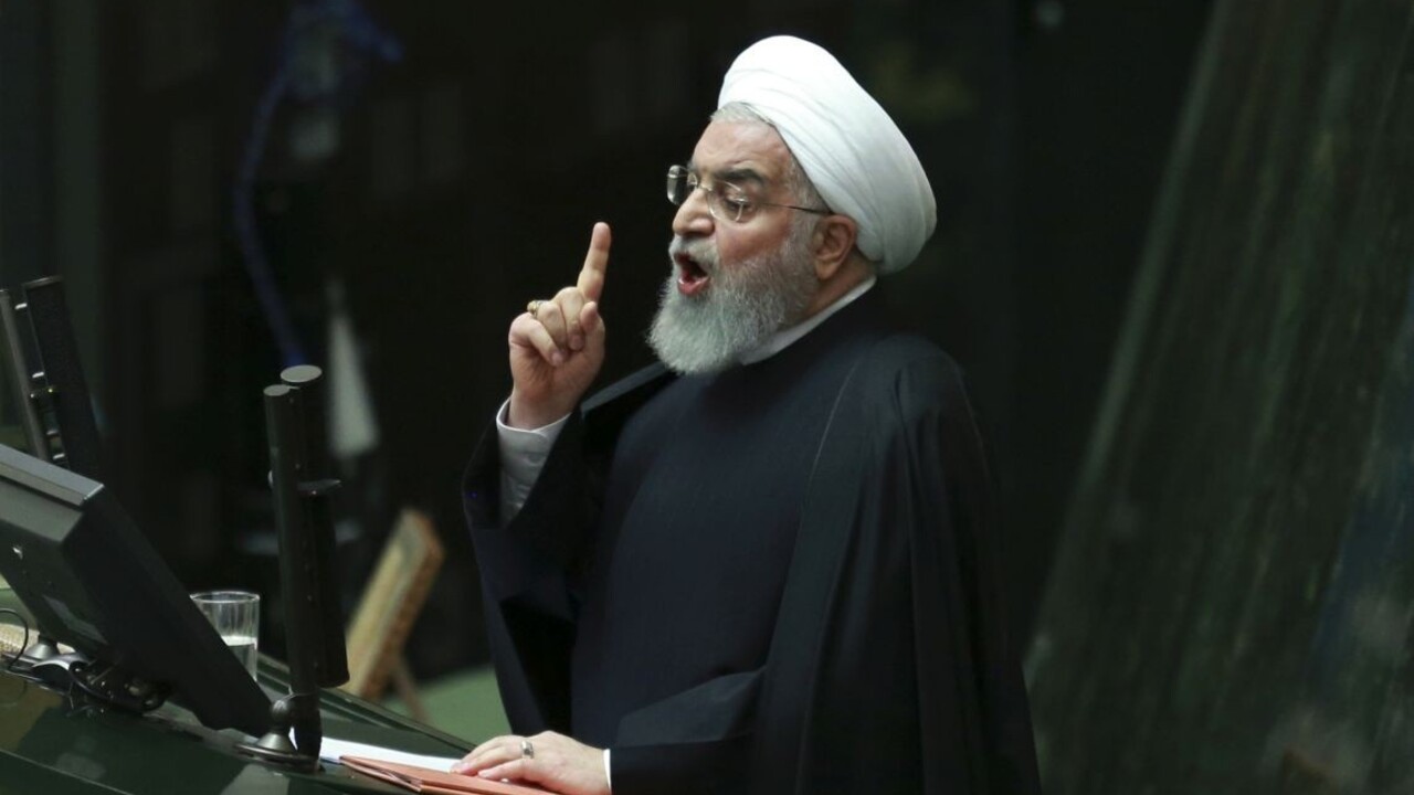 Smrť Amerike, skandovali poslanci oblečení v uniformách