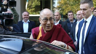 83-ročného dalajlámu hospitalizovali. Vraj sa už cíti lepšie
