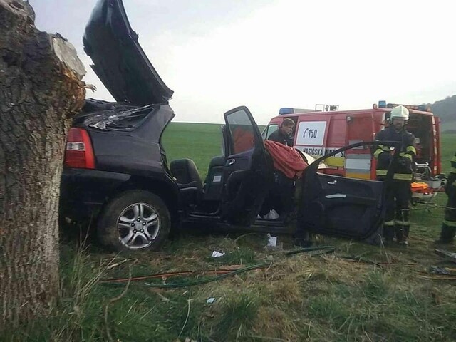 Pri Zvolene auto narazilo do stromu. Jedna osoba neprežila