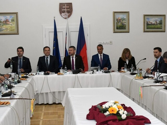 Vláda na výjazde rozdeľovala dotácie a hodnotila akčný plán