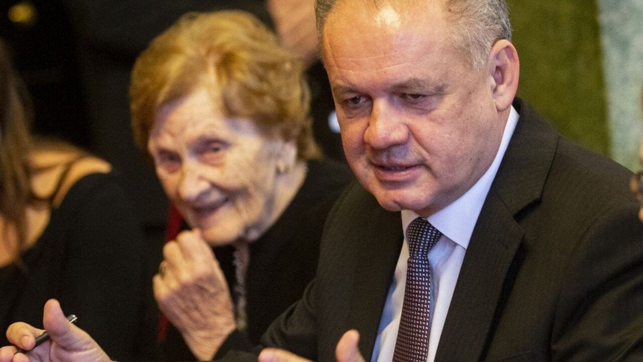 Zákon je podpísaný. Dôchodkový vek sa zastropuje na 64 rokov