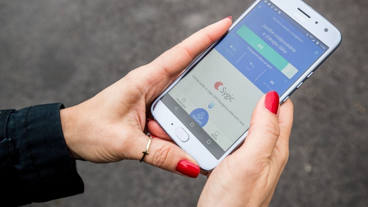 Viac ako tretina vodičov sa počas jazdy venuje telefónu, pomôcť má nová aplikácia