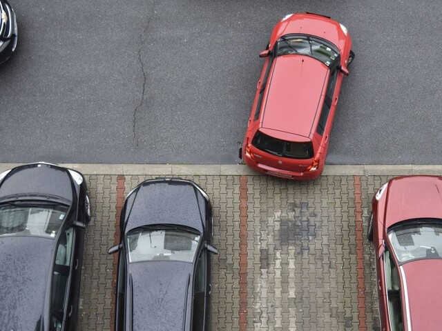 Za druhé auto si priplatíte. Predstavili novú parkovaciu politiku
