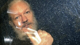 Zakladateľ WikiLeaks čelí väzeniu, obvinili ho aj zo sprisahania