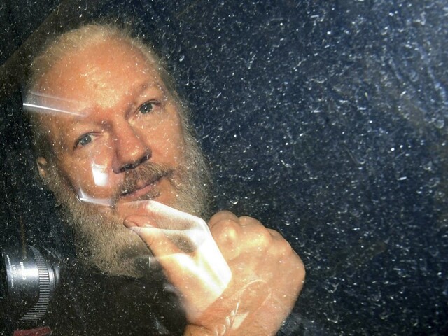 Zakladateľ WikiLeaks čelí väzeniu, obvinili ho aj zo sprisahania