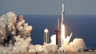 Raketa Muskovej SpaceX podnikla svoj prvý komerčný let