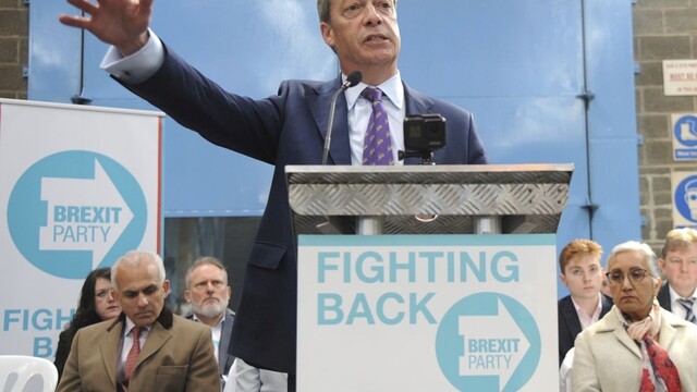 Euroskeptik Farage je späť. Bude kandidovať do europarlamentu
