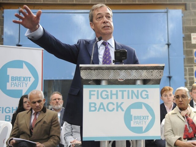 Euroskeptik Farage je späť. Bude kandidovať do europarlamentu