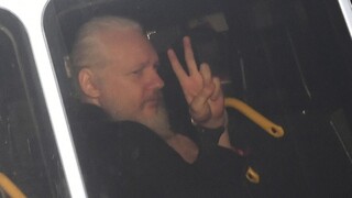 Posolstvo pre ľudí? Assange pri zatýkaní držal v ruke známu knihu