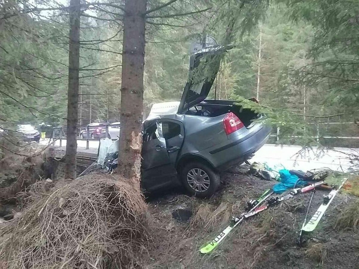 Tragédia na Liptove. Auto narazilo do stromu, boli v ňom aj deti