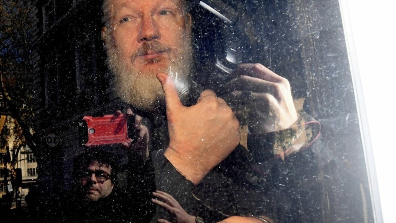 Assange by mal byť vydaný do Austrálie, tvrdí jeho otec
