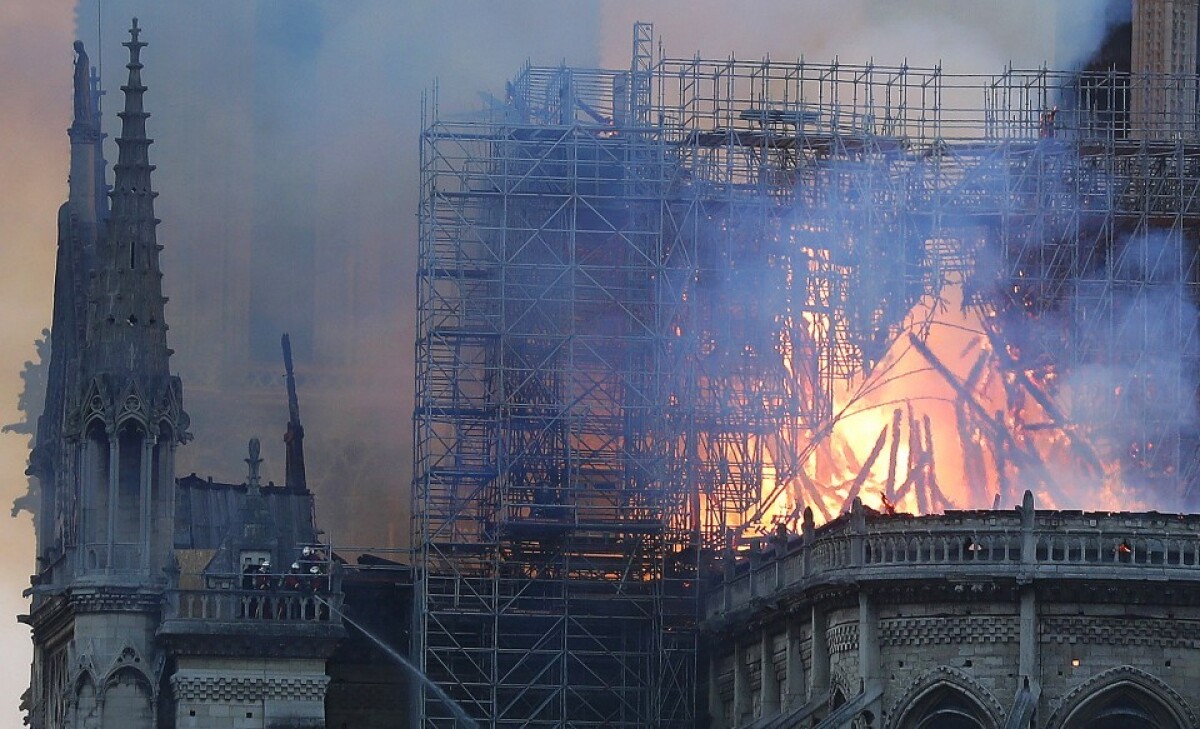france-notre-dame-fire-85248-e2e9a68ee8fc465499f013448688a435_2fe202d5.jpg