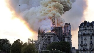 Zúrivý požiar dostali pod kontrolu, Notre-Dame pustošili plamene