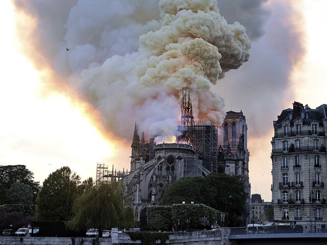 Zúrivý požiar dostali pod kontrolu, Notre-Dame pustošili plamene