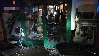 V obchodnom centre pri Bratislave odpálili dva bankomaty