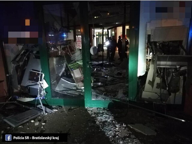 V obchodnom centre pri Bratislave odpálili dva bankomaty