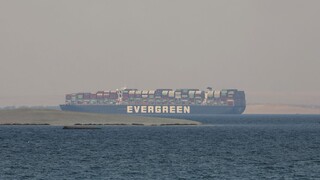 S loďou, ktorá uviazla v Suezskom prieplave, sa sporia o odškodné