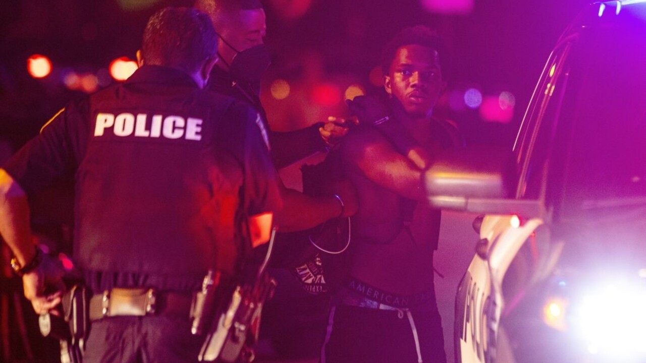 Policajtov obvinili z vraždy, pri zatýkaní zabili Afroameričana