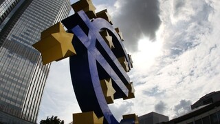 ECB avizuje oživenie ekonomiky, ľudia z vedenia to spochybňujú