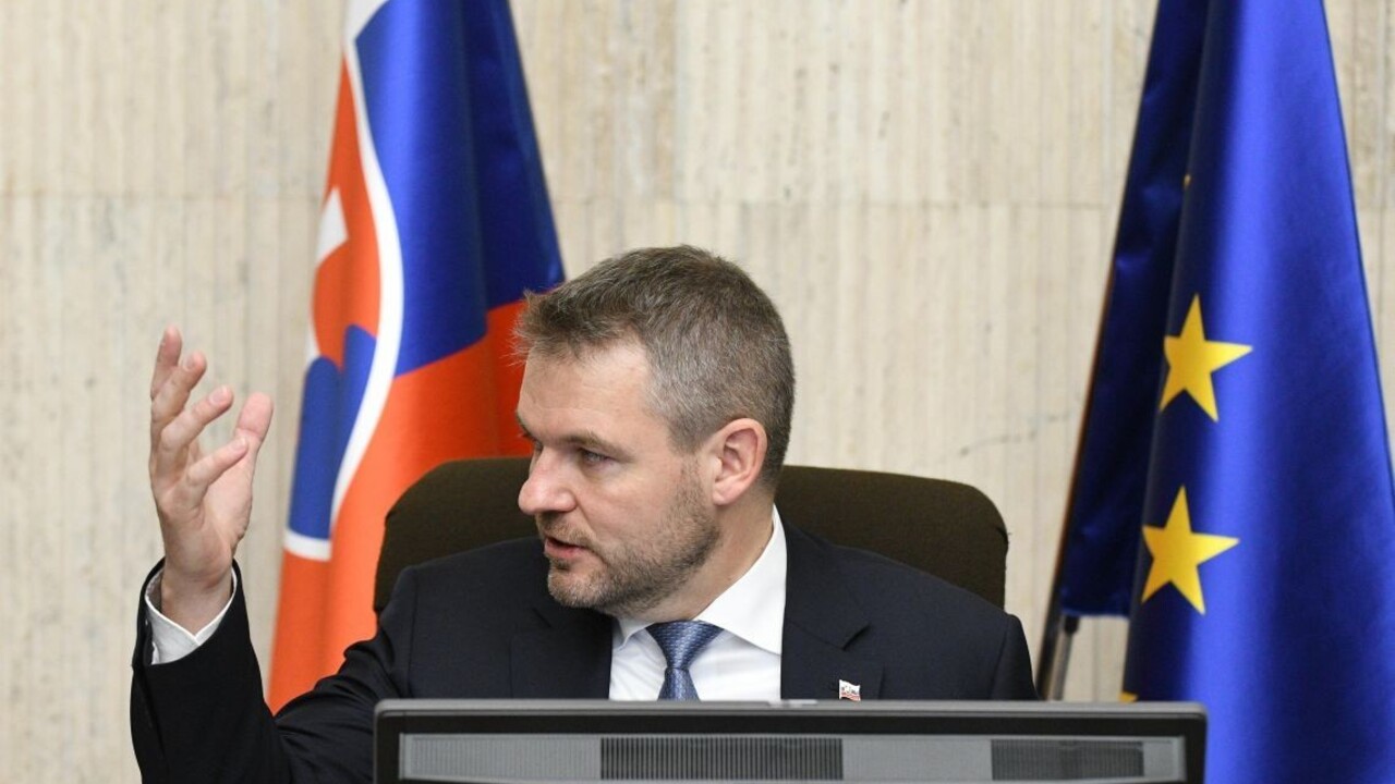 Využime, čo máme. Premiér nechce pre lustrácie nové kartičky