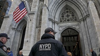 Muž niesol do katedrály na Manhattane kanistre plné benzínu