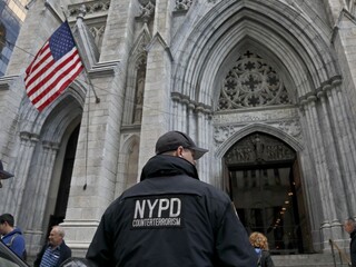Muž niesol do katedrály na Manhattane kanistre plné benzínu