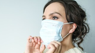 Za zhoršenou pleťou počas pandémie môže byť maskné spôsobené nosením rúška