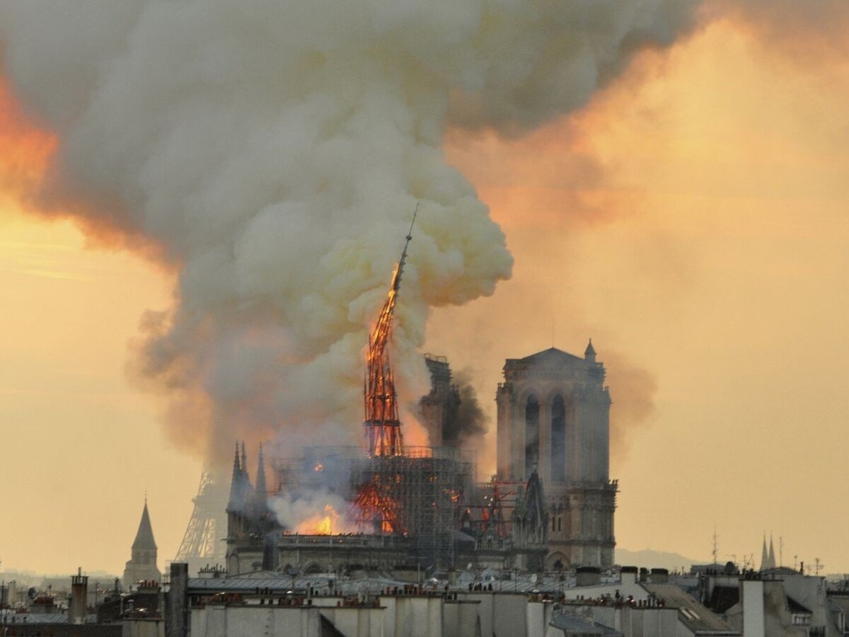 Vyšetrovatelia naznačili príčinu hrozivého požiaru Notre-Dame
