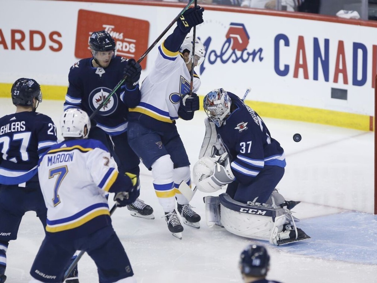 NHL: Carolina zdolala obhajcu titulu, Vegas nevyužilo mečbal