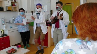 Pri Prahe horel v ťažko dostupnom teréne les, nasadili aj vrtuľník